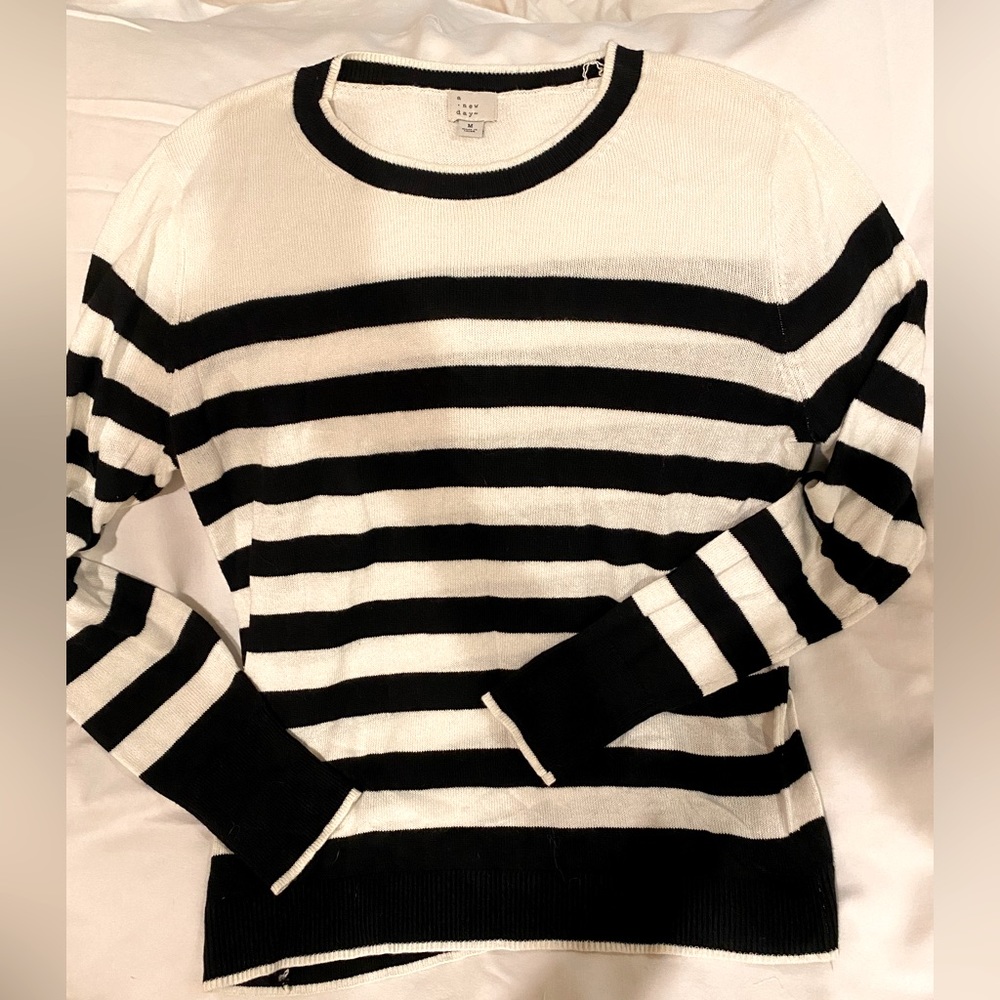 Women’s sweater size medium. Like new condition